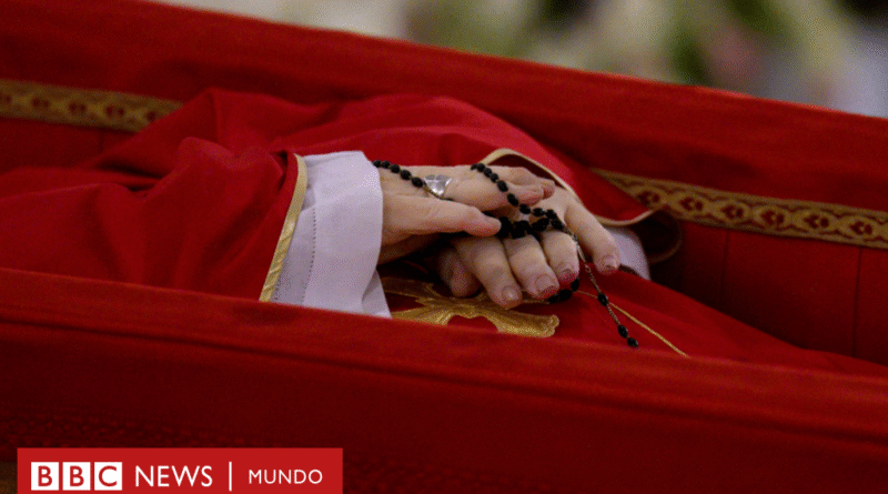 El Vaticano difunde las primeras imágenes del féretro del papa Francisco y anuncia la fecha del funeral - BBC News Mundo