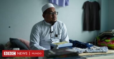 El hombre que llora la pérdida de 170 seres queridos en el terremoto de Myanmar  - BBC News Mundo