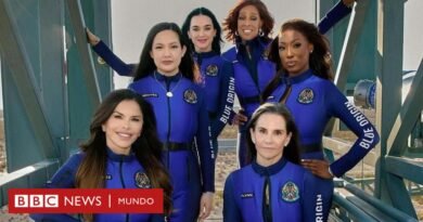 En fotos: la cantante Katy Perry y cinco tripulantes más regresan con éxito a la Tierra en el primer vuelo espacial tripulado solo por mujeres desde 1963  - BBC News Mundo