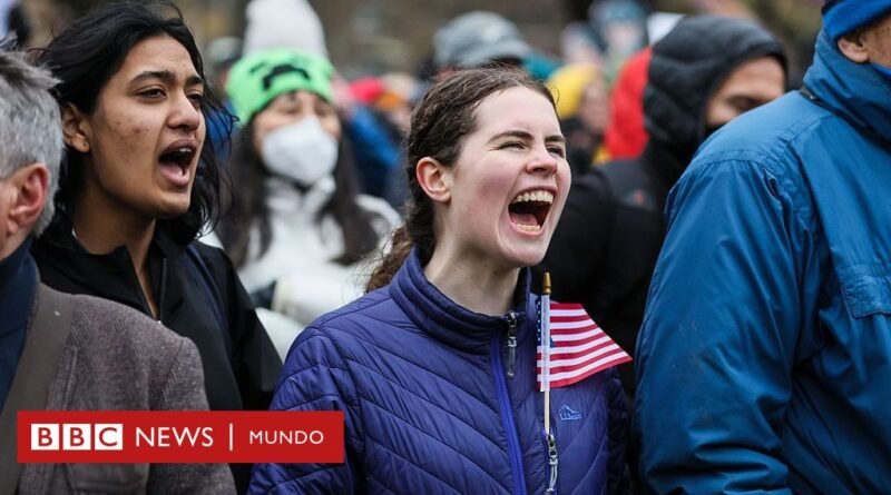 La Universidad de Harvard demanda al gobierno de Trump tras la congelación de miles de millones en fondos federales - BBC News Mundo