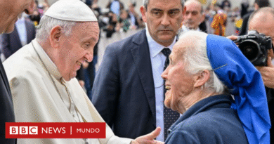 La amistad entre el papa Francisco y Geneviève Jeanningros, la monja francesa que ignoró el protocolo para orar ante el ataúd del pontífice - BBC News Mundo