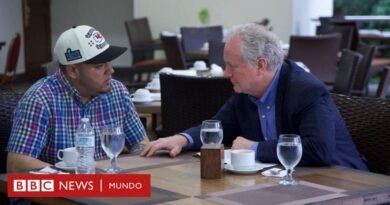La foto que muestra por primera vez a Kilmar Ábrego García tras haber sido deportado “por error” por el gobierno de Trump a la megaprisión en El Salvador - BBC News Mundo