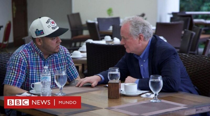 La foto que muestra por primera vez a Kilmar Ábrego García tras haber sido deportado “por error” por el gobierno de Trump a la megaprisión en El Salvador - BBC News Mundo