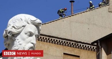 Cónclave: el complejo proceso para crear humo negro o blanco y por qué el Vaticano no quiere simplificarlo - BBC News Mundo
