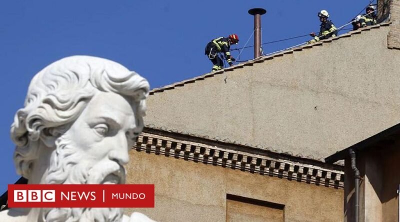 Cónclave: el complejo proceso para crear humo negro o blanco y por qué el Vaticano no quiere simplificarlo - BBC News Mundo