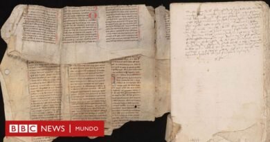 El manuscrito perdido por 400 años sobre la leyenda del rey Arturo y el mago Merlín hallado dentro de un libro - BBC News Mundo