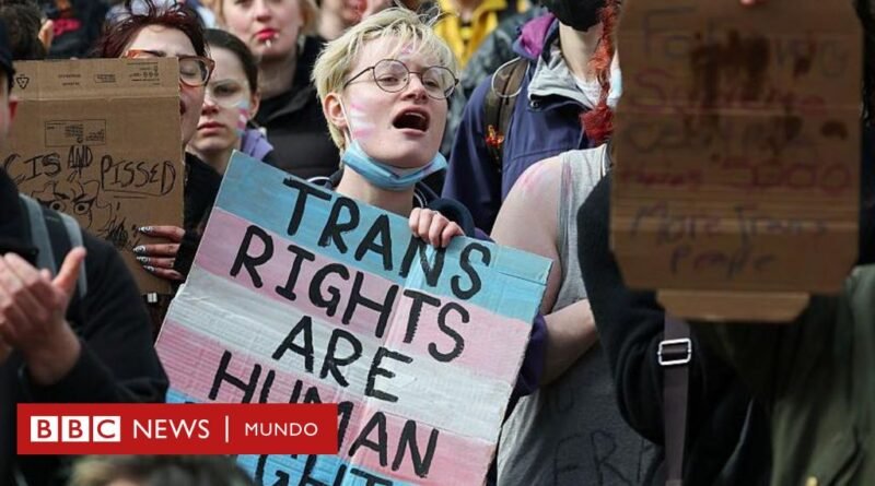 Fútbol y baños: dos consecuencias concretas que está teniendo en Reino Unido la definición legal de mujeres por el sexo biológico - BBC News Mundo