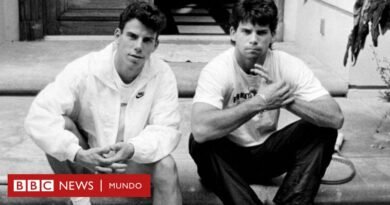 Un juez dicta una nueva sentencia a los hermanos Menéndez por los asesinatos de sus padres en 1989 y abre la puerta a su posible liberación - BBC News Mundo