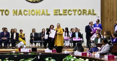 Celia Maya García recibe constancia para el Tribunal de Disciplina Judicial