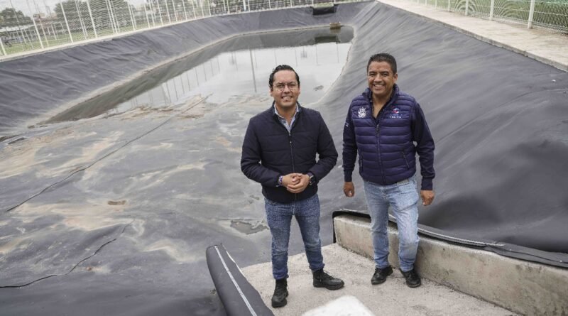 Chepe Guerrero supervisa la limpieza y mantenimiento del vaso regulador Emiliano Zapata