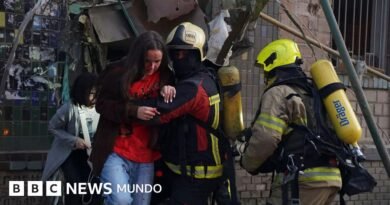Rusia intensifica sus ataques aéreos y provoca al menos 9 muertos en Kyiv - BBC News Mundo