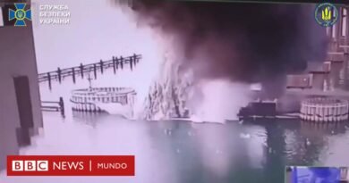 Ucrania afirma que atacó un puente clave de Crimea con explosivos submarinos - BBC News Mundo