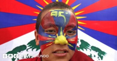 Cómo es el complejo ritual de los budistas tibetanos para encontrar al sucesor del Dalai Lama (y por qué podría desatar un conflicto con China) - BBC News Mundo