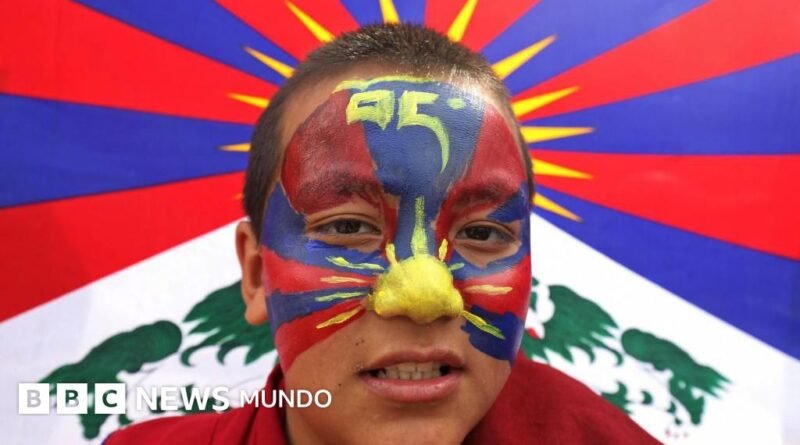 Cómo es el complejo ritual de los budistas tibetanos para encontrar al sucesor del Dalai Lama (y por qué podría desatar un conflicto con China) - BBC News Mundo