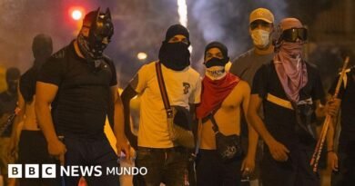 Detienen al presunto líder del grupo que instigó a perseguir migrantes en la ciudad española de Torre Pacheco, y al presunto autor de la agresión que desató las protestas - BBC News Mundo