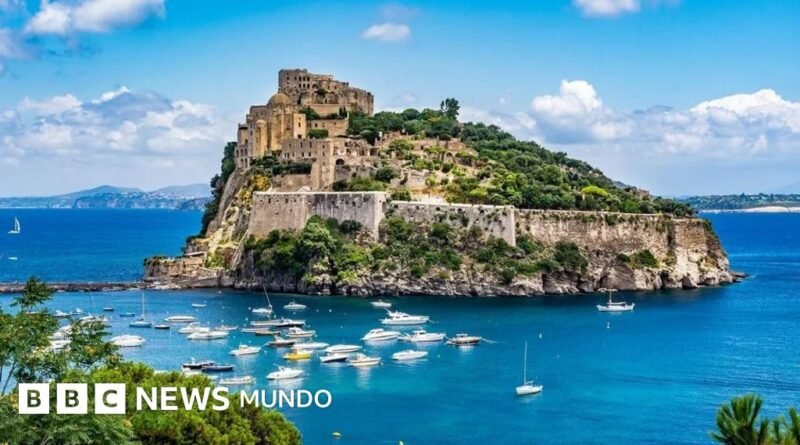 Aenaria: la fascinante historia de la ciudad italiana que quedó sumergida hace 2.000 años tras una erupción volcánica - BBC News Mundo