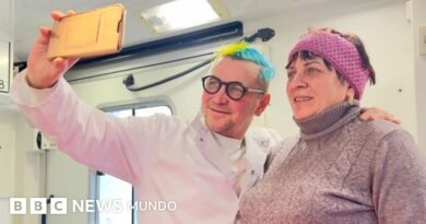 El ginecólogo en Ucrania que recorre el frente de guerra para ayudar a las mujeres - BBC News Mundo