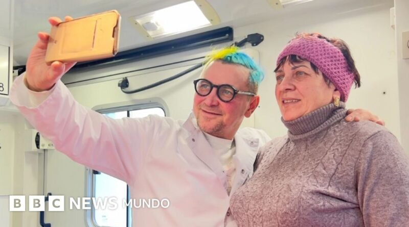 El ginecólogo en Ucrania que recorre el frente de guerra para ayudar a las mujeres - BBC News Mundo