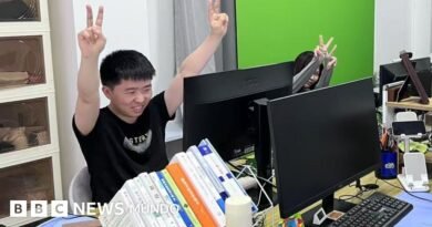 Por qué muchos jóvenes en China pagan para ir a una oficina y fingir que trabajan - BBC News Mundo