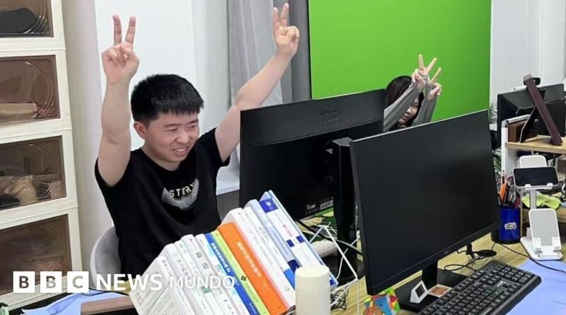 Por qué muchos jóvenes en China pagan para ir a una oficina y fingir que trabajan - BBC News Mundo