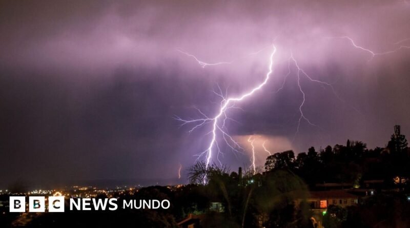 Qué son las tormentas secas y qué papel tienen en los incendios que asolan parte de España - BBC News Mundo