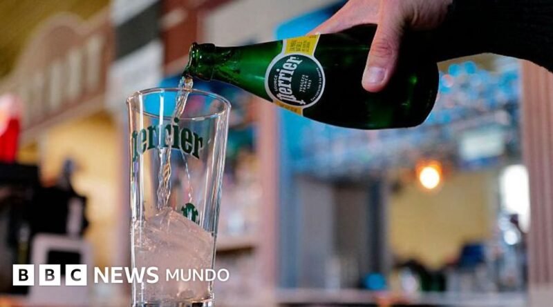 ¿Es Perrier tan pura como afirman? El escándalo por el agua embotellada que sacude a Francia - BBC News Mundo