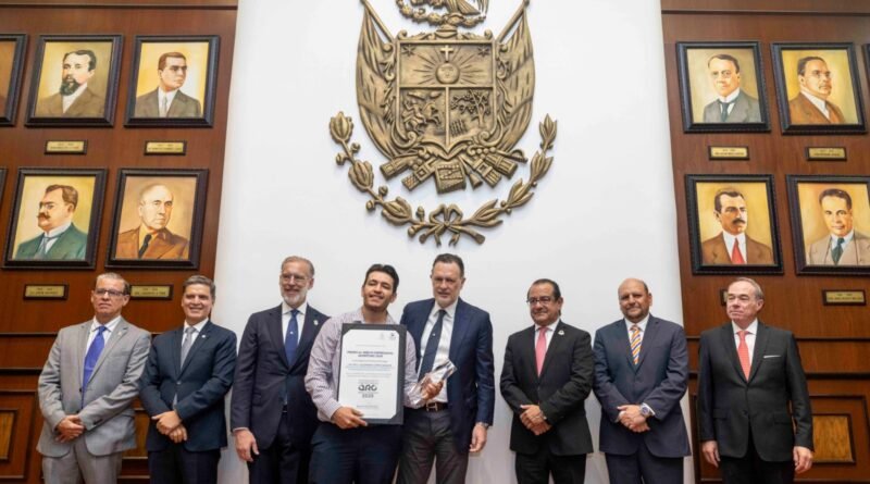 Reconoce Gobernador a empresarios queretanos 