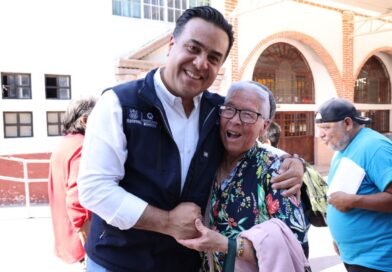 Entrega Luis Nava canastas alimentarias en El Marqués  