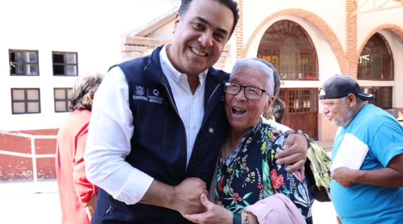 Entrega Luis Nava canastas alimentarias en El Marqués  