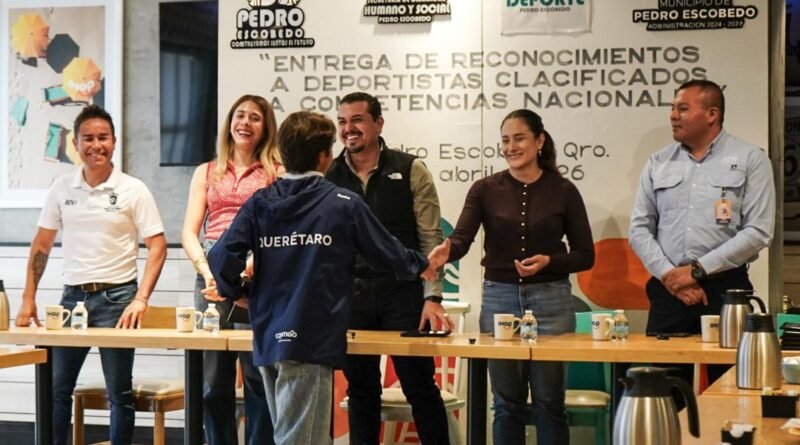 Pedro Escobedo reconoce a deportistas de alto rendimiento y anuncia beca para impulsar su talento