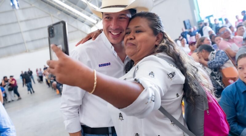 Encabeza Rodrigo Monsalvo evento “Mujeres de Pie” en apoyo a las marquesinas