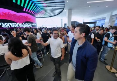 Asiste Felifer Macías al intercambio de estampas de la Copa del Mundo 2026