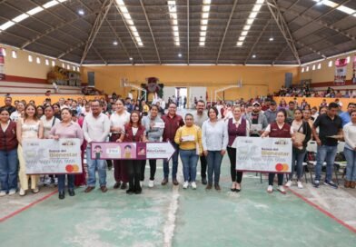 Beto Nava destaca que la educación es la mejor inversión durante entrega de Becas Rita Cetina en Pedro Escobedo