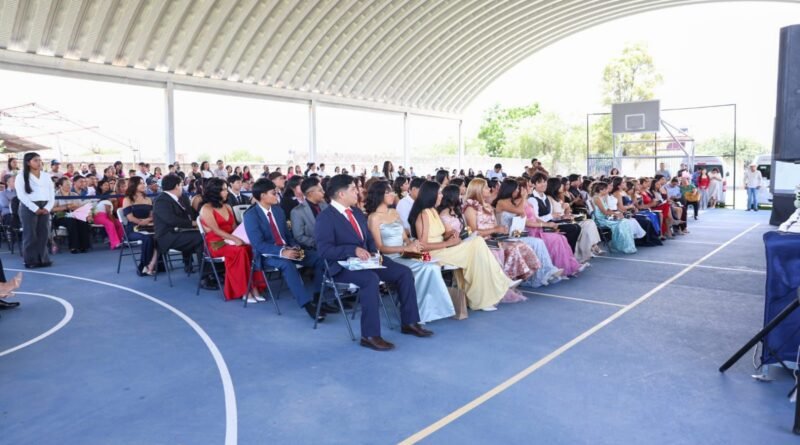 Beto Nava reconoce el esfuerzo de estudiantes y familias durante graduación de la Escuela de Bachilleres UAQ Campus Pedro Escobedo