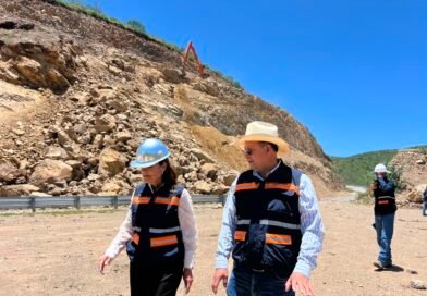 Titular de la CEI supervisa retiro de derrumbe en la Carretera Estatal 100