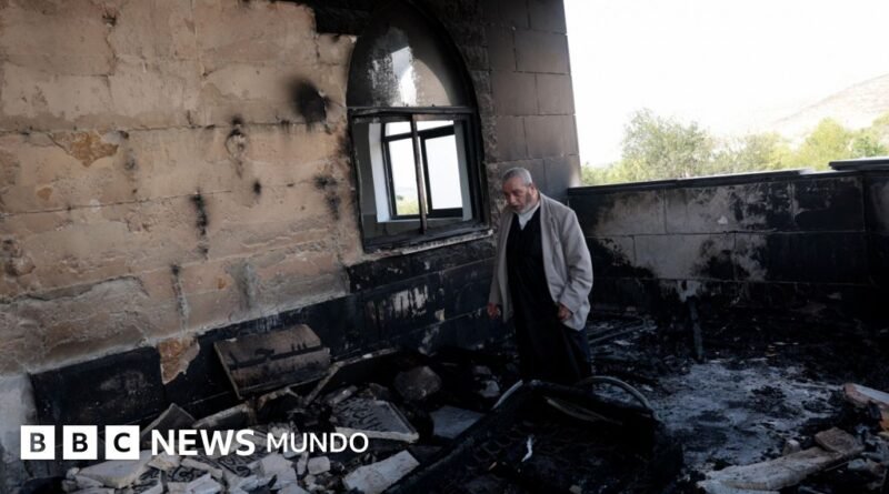 Colonos israelíes incendian mezquitas, vehículos y tierras de cultivo durante una serie de ataques en Cisjordania, denuncian autoridades palestinas - BBC News Mundo