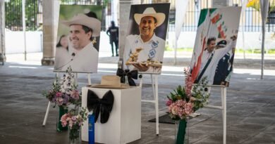 Un altar del exalcalde Carlos Manzo, colocado frente Palacio de Gobierno de Uruapan, Michoacán, el 29 de abril de 2026.