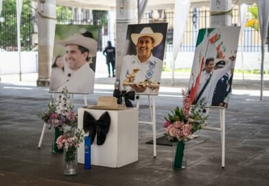 Un altar del exalcalde Carlos Manzo, colocado frente Palacio de Gobierno de Uruapan, Michoacán, el 29 de abril de 2026.