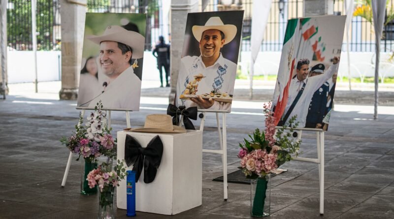 Un altar del exalcalde Carlos Manzo, colocado frente Palacio de Gobierno de Uruapan, Michoacán, el 29 de abril de 2026.