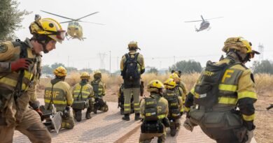 La Brigada de Refuerzo de Incendios Forestales de Daroca (Aragón) que intervienen en la extinción del incendio forestal de la Vall d'Uixó.