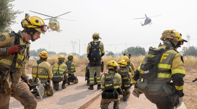 La Brigada de Refuerzo de Incendios Forestales de Daroca (Aragón) que intervienen en la extinción del incendio forestal de la Vall d'Uixó.