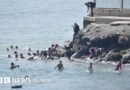 El momento en el que cientos de migrantes cruzan a nado la frontera de Marruecos con España - BBC News Mundo