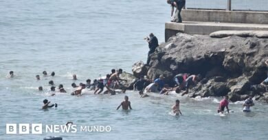 El momento en el que cientos de migrantes cruzan a nado la frontera de Marruecos con España – BBC News Mundo El momento en el que cientos de migrantes cruzan a nado la frontera de Marruecos con España - BBC News Mundo