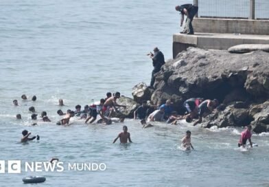El momento en el que cientos de migrantes cruzan a nado la frontera de Marruecos con España - BBC News Mundo