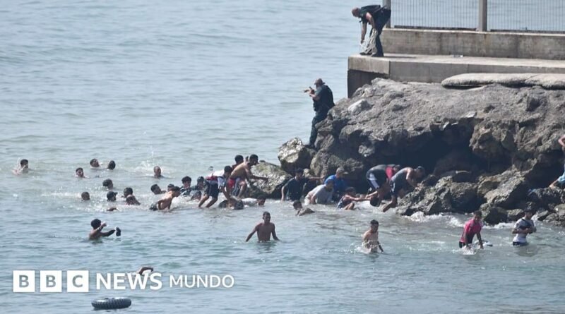 El momento en el que cientos de migrantes cruzan a nado la frontera de Marruecos con España - BBC News Mundo