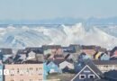 El momento en que un gigantesto iceberg se vuelca frente a la costa de Groenlandia - BBC News Mundo