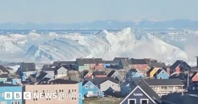 El momento en que un gigantesto iceberg se vuelca frente a la costa de Groenlandia - BBC News Mundo