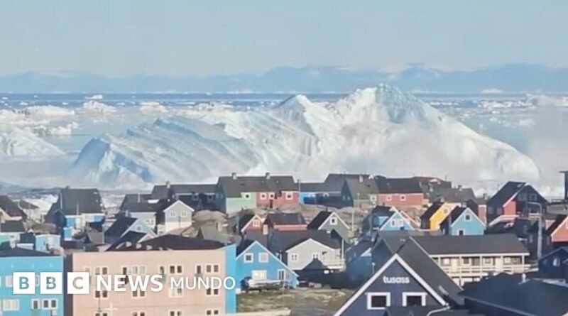 El momento en que un gigantesto iceberg se vuelca frente a la costa de Groenlandia - BBC News Mundo