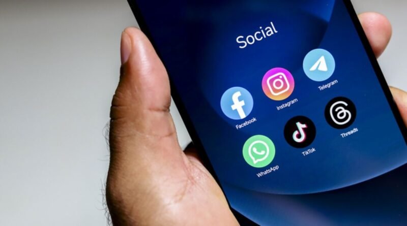Francia aprueba prohibir las redes sociales a menores de 15 años, una medida sin precedentes en la UE