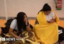 Imágenes de los miles de evacuados que duermen en refugios improvisados por los voraces incendios en España y Francia - BBC News Mundo